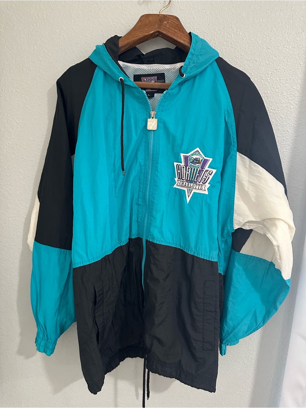 Vintage Logo 7 Charlotte Hornets Teal & Black Windbreaker Jacket